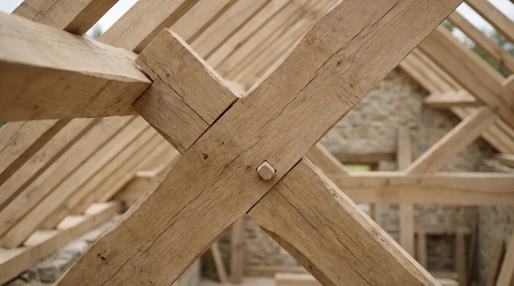Charpente traditionnelle en chêne, assemblage à tenons et mortaises